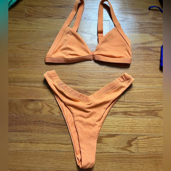 Bikini - Picture 1 of 2